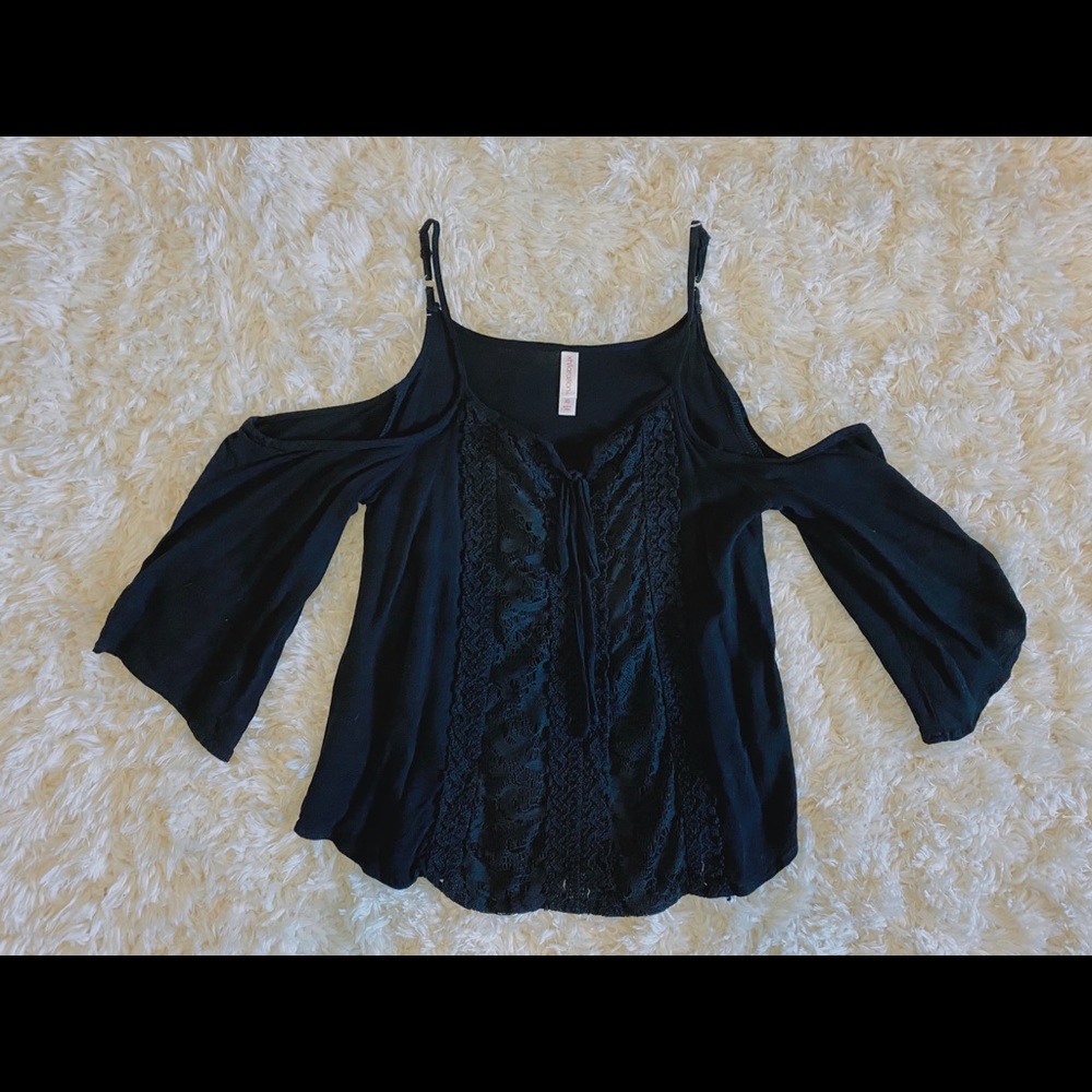 black lace open shoulder top!! 🥀🗝 ⁣⁣⁣⁣